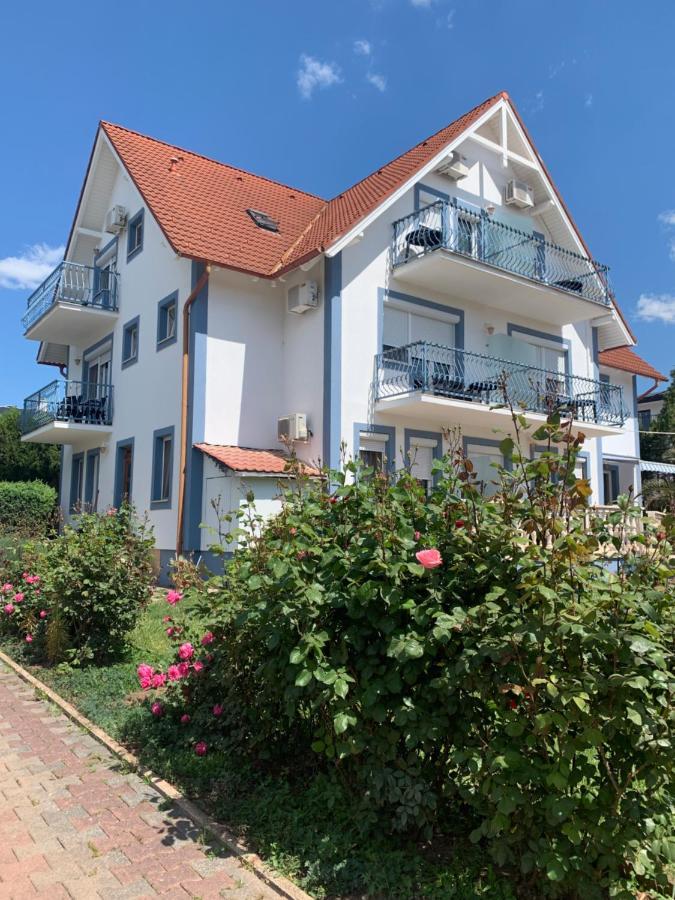 Hollik Apartmanhaz 블로톤퓌레드 외부 사진